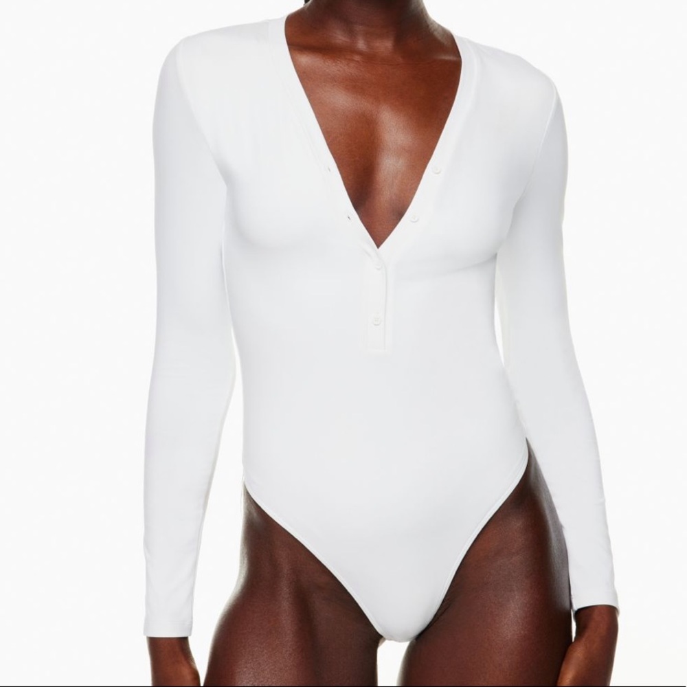 Aritzia white long sleeve babaton contour bodysuit
